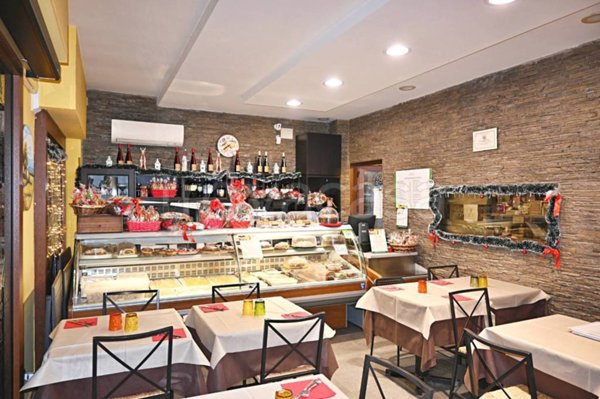 negozio in vendita a Roma in zona San Basilio