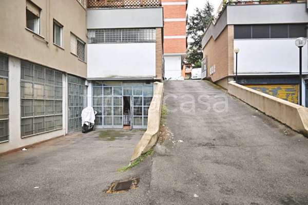 negozio in vendita a Roma in zona Ardeatino