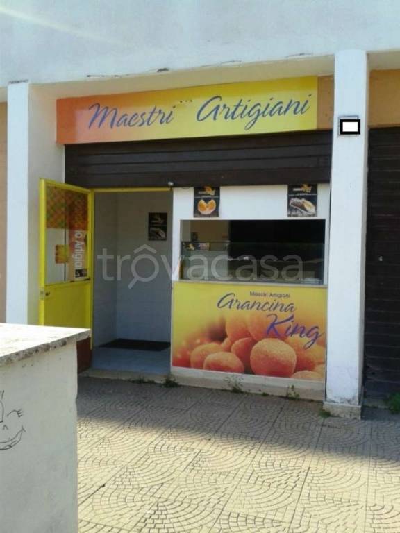 negozio in vendita a Roma in zona San Basilio