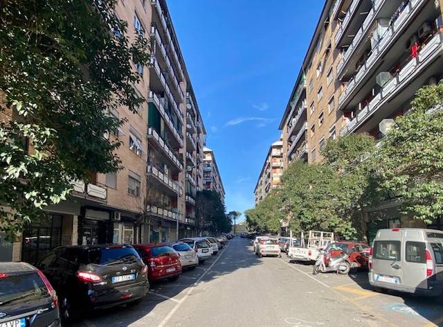 locale commerciale in vendita a Roma in zona Tuscolano