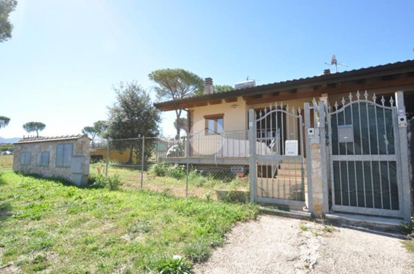 casa indipendente in vendita a Roma in zona Lago Regillo