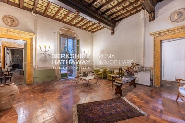 appartamento in vendita a Roma in zona Rione Regola