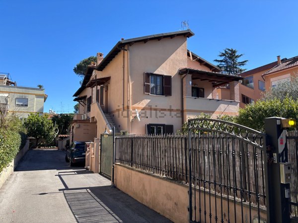 appartamento in vendita a Roma in zona Appio Pignatelli