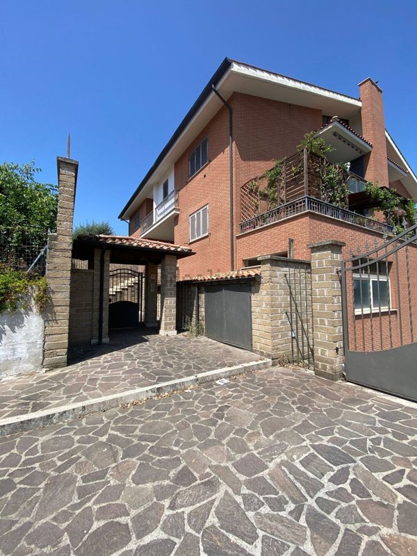 appartamento in vendita a Roma in zona Lunghezza