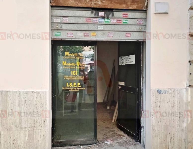 locale commerciale in vendita a Roma in zona Appio Claudio