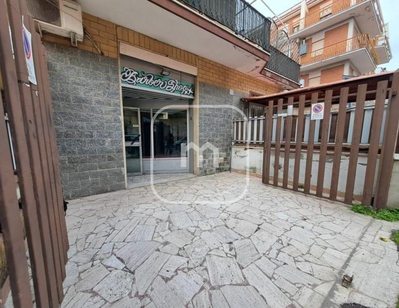 locale commerciale in vendita a Roma in zona Borghesiana