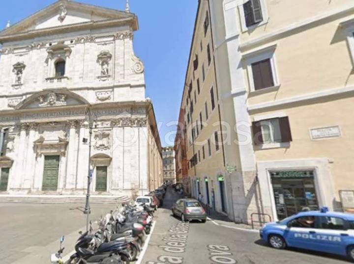 appartamento in vendita a Roma in zona Parione/Sant'Eustachio