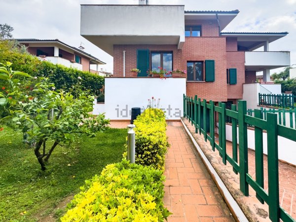 casa indipendente in vendita a Roma in zona Pantan Monastero