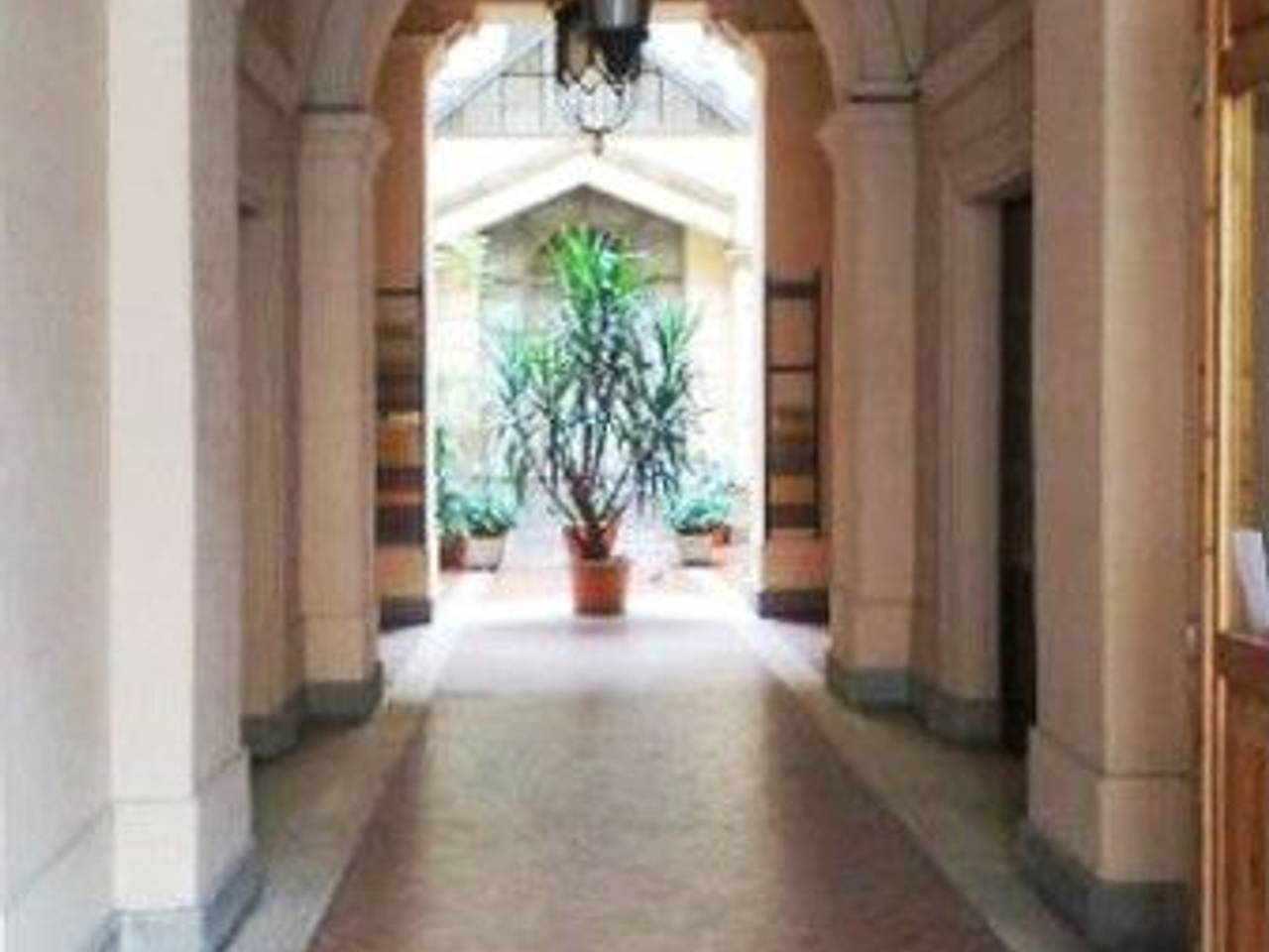 locale commerciale in vendita a Roma in zona Esquilino