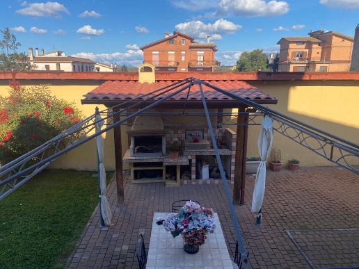 casa indipendente in vendita a Roma in zona Valle Santa