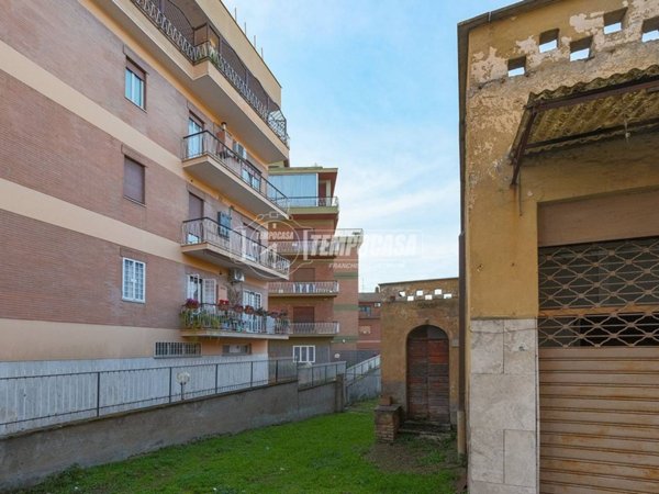 appartamento in vendita a Roma in zona Tomba di Nerone
