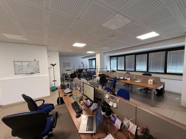 ufficio in vendita a Roma in zona Cinecittà