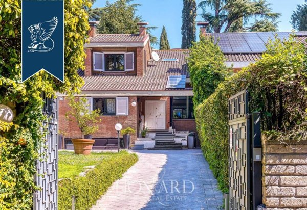 casa indipendente in vendita a Roma in zona Tomba di Nerone