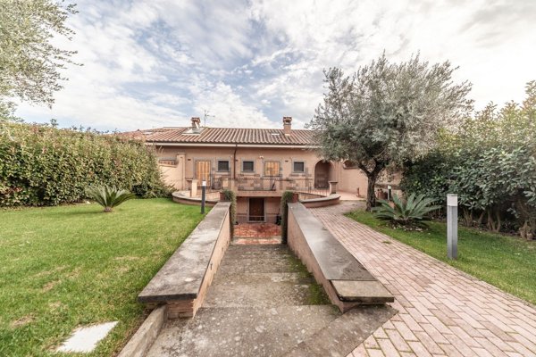 casa indipendente in vendita a Roma in zona Isola Farnese