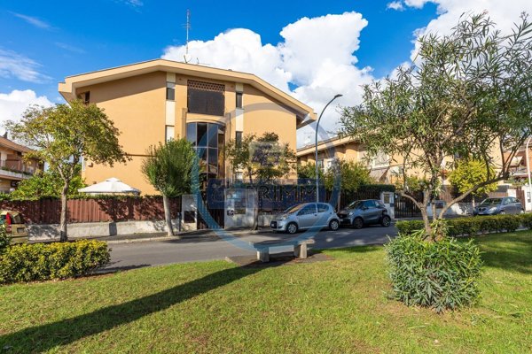 appartamento in vendita a Roma in zona Axa