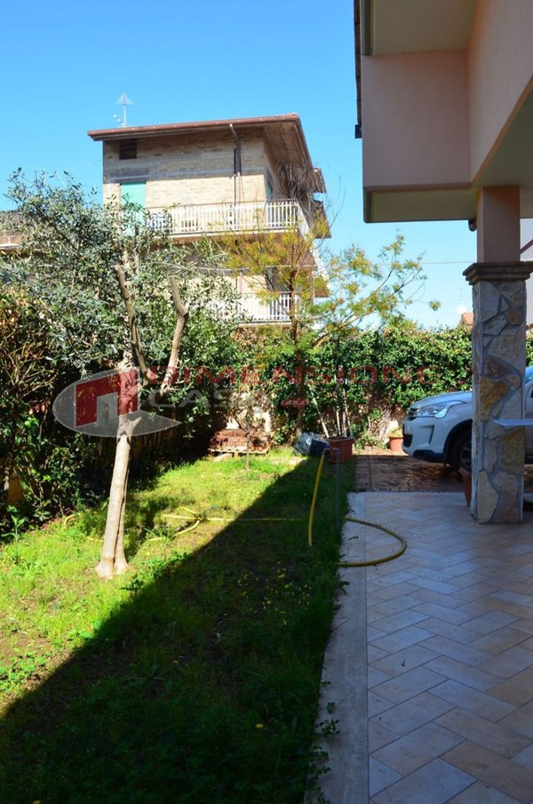 casa indipendente in vendita a Roma in zona Lunghezza