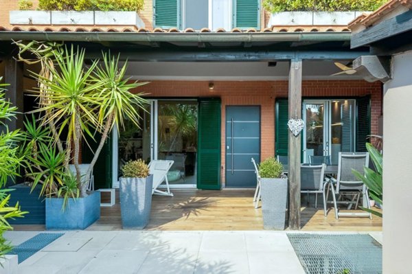 casa indipendente in vendita a Roma in zona Infernetto