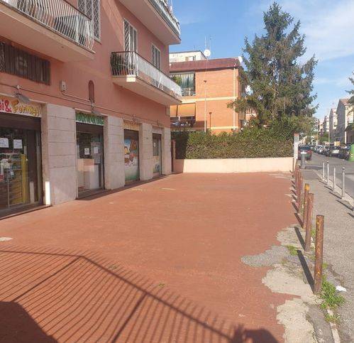 negozio in vendita a Roma in zona Ponte Mammolo