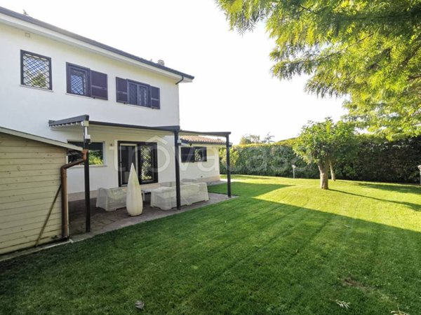 casa indipendente in vendita a Roma in zona Infernetto