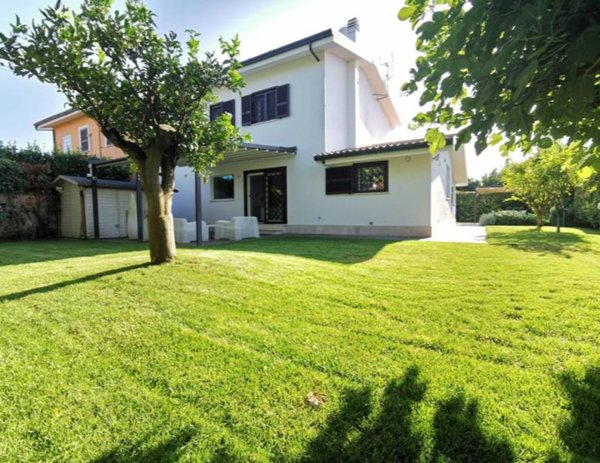 casa indipendente in vendita a Roma in zona Infernetto