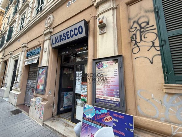 negozio in vendita a Roma in zona Tuscolano