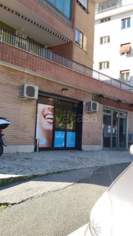 negozio in vendita a Roma in zona Primavalle