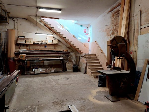 locale commerciale in vendita a Roma in zona Appio Latino