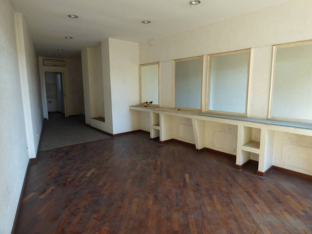 locale commerciale in vendita a Roma in zona Ostiense