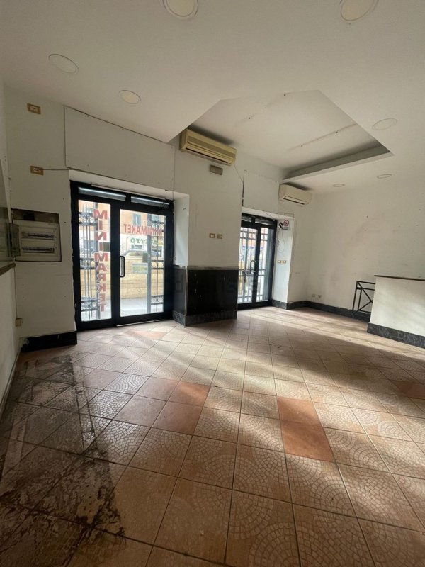 locale commerciale in vendita a Roma in zona Tuscolano