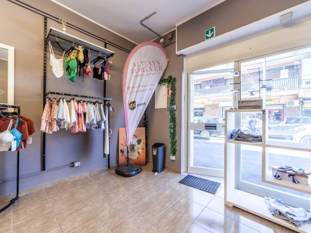 negozio in vendita a Roma in zona Acilia