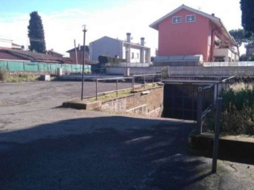 negozio in vendita a Roma in zona Casal Morena
