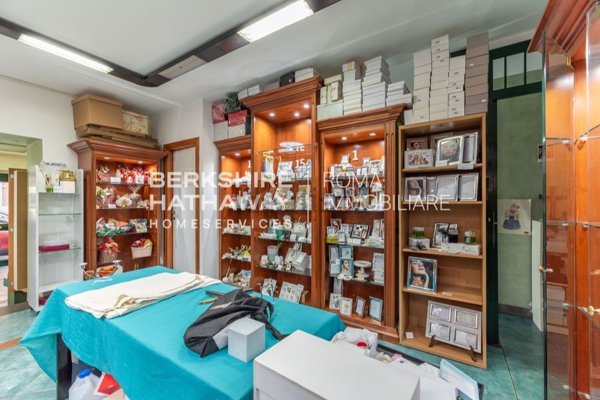 locale commerciale in vendita a Roma in zona Appio Latino