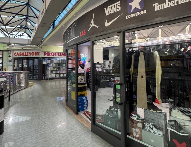 locale commerciale in vendita a Roma in zona Ostia