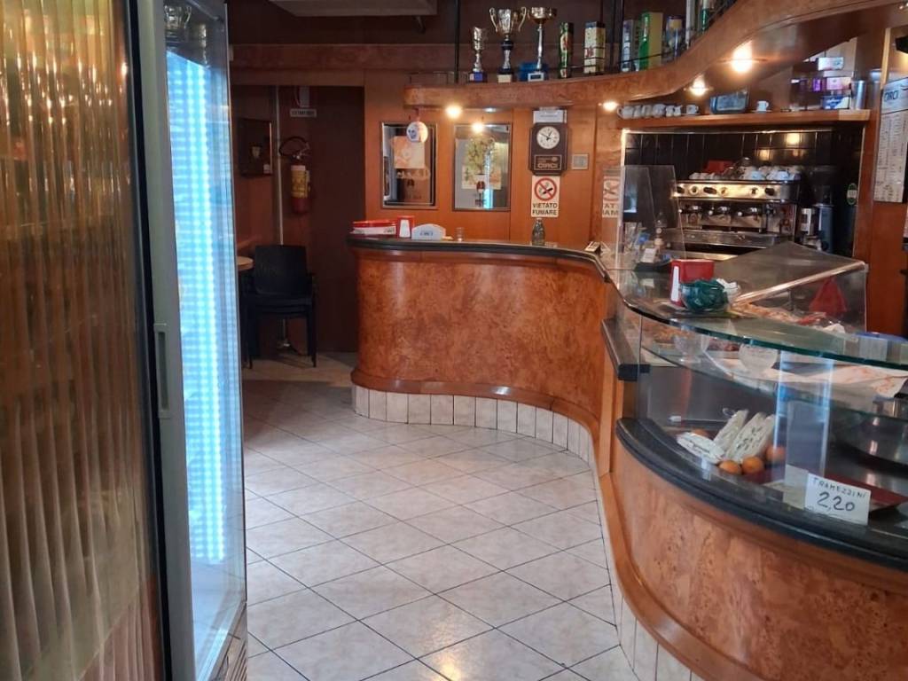 negozio in vendita a Roma in zona Cinecittà