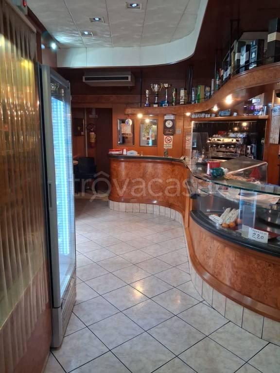 negozio in vendita a Roma in zona Cinecittà