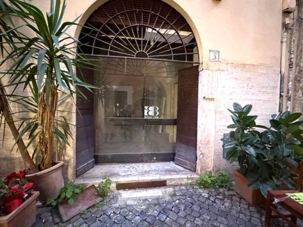 negozio in vendita a Roma in zona Parione/Sant'Eustachio