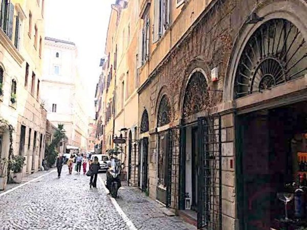 negozio in vendita a Roma in zona Rione Regola