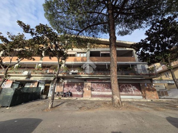 negozio in vendita a Roma in zona Finocchio