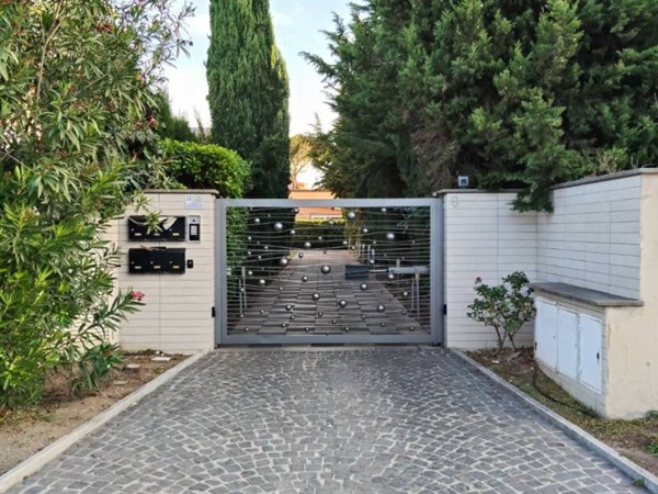 appartamento in vendita a Roma in zona Axa