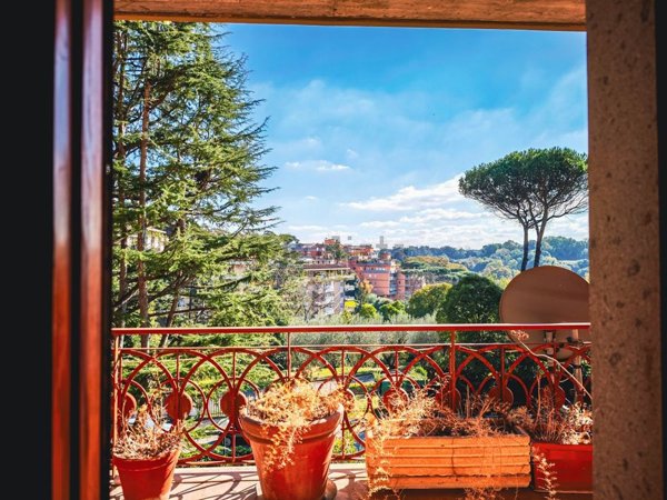 appartamento in vendita a Roma in zona Tomba di Nerone