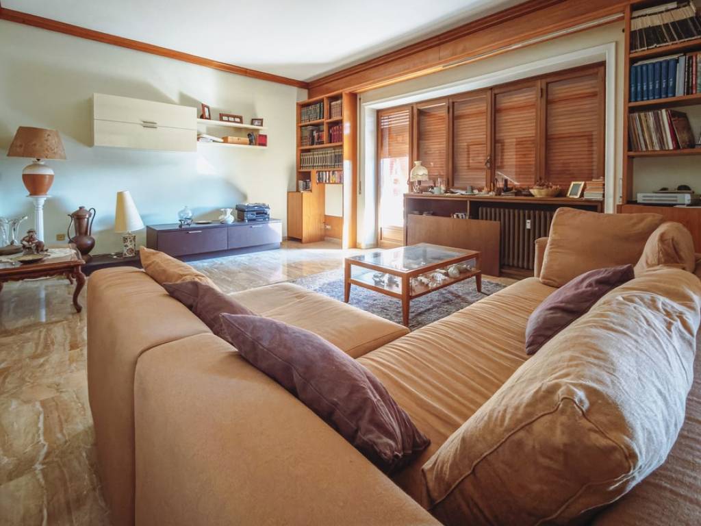 appartamento in vendita a Roma in zona Tomba di Nerone