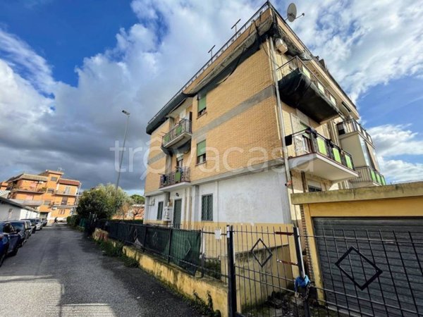 appartamento in vendita a Roma in zona Torre Angela