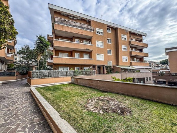appartamento in vendita a Roma in zona Axa