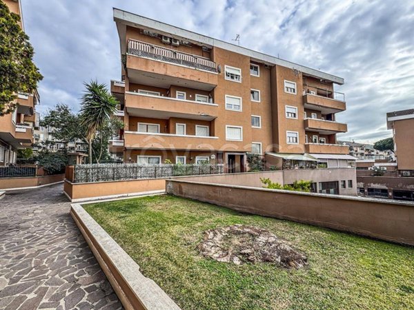 appartamento in vendita a Roma in zona Axa