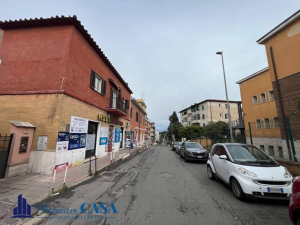 locale commerciale in vendita a Roma in zona Tomba di Nerone