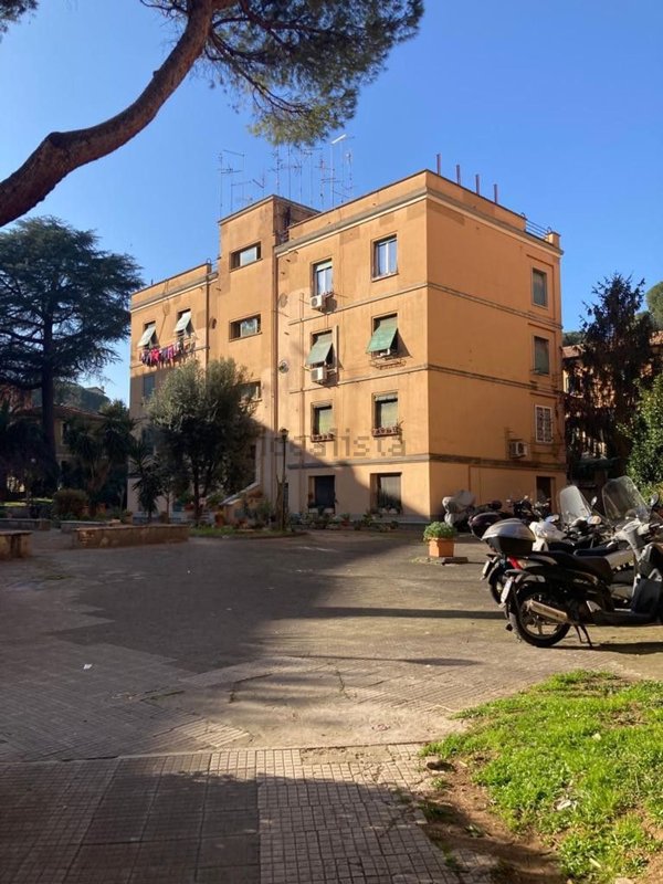 appartamento in vendita a Roma in zona Ostiense