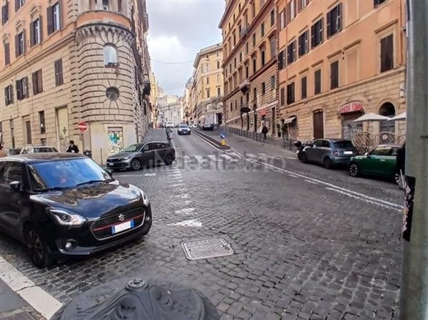 locale commerciale in vendita a Roma in zona Rione Monti/Campitelli