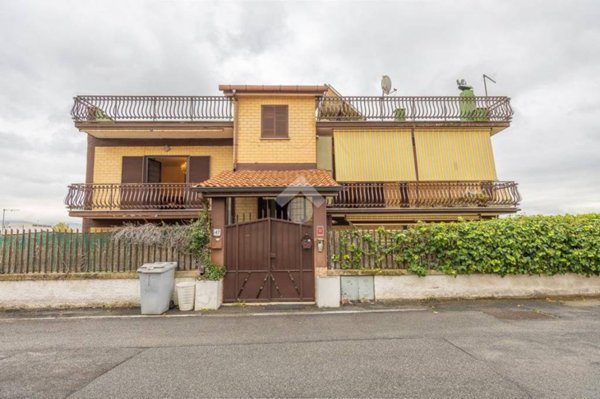 appartamento in vendita a Roma in zona Case Rosse