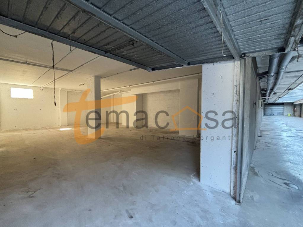 locale commerciale in vendita a Roma in zona Borghesiana