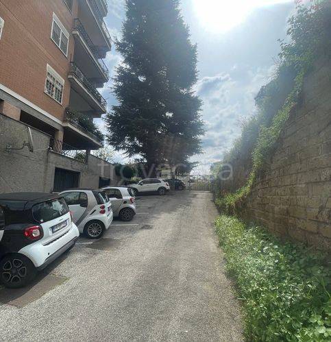 negozio in vendita a Roma in zona Tomba di Nerone